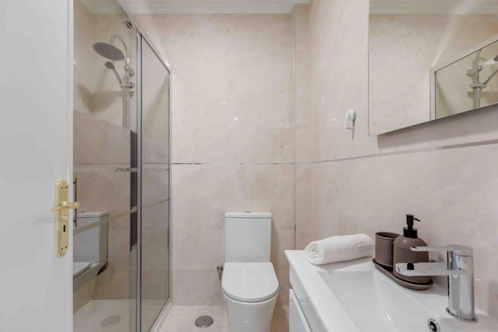Lovely 3-Bedroom Condo W/ Free Parking On Premises Queluz Esterno foto