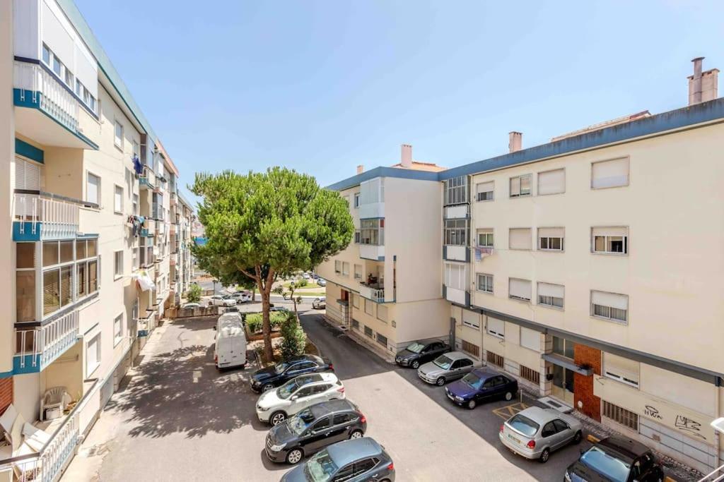 Lovely 3-Bedroom Condo W/ Free Parking On Premises Queluz Esterno foto