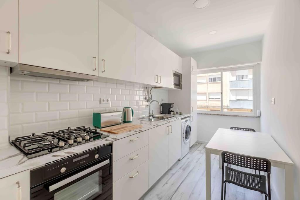 Lovely 3-Bedroom Condo W/ Free Parking On Premises Queluz Esterno foto