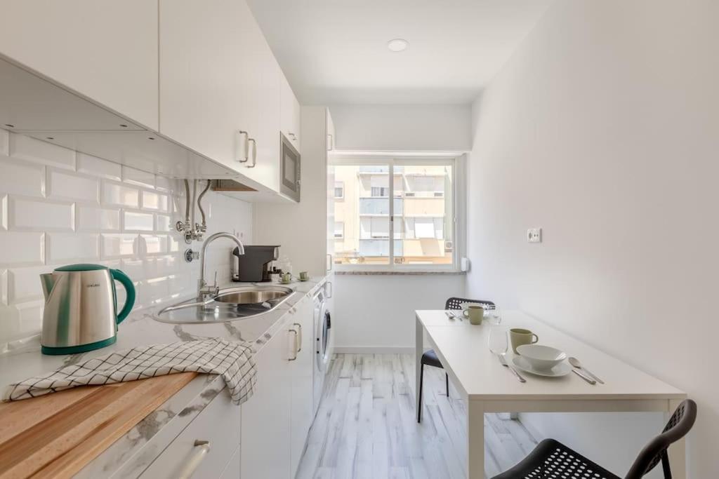 Lovely 3-Bedroom Condo W/ Free Parking On Premises Queluz Esterno foto