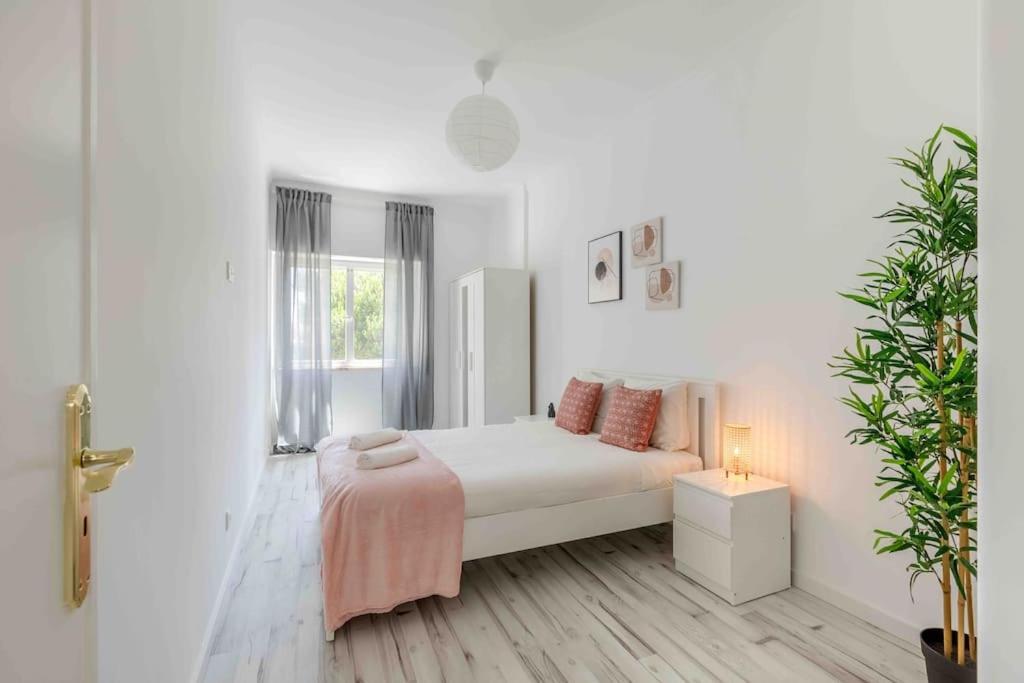 Lovely 3-Bedroom Condo W/ Free Parking On Premises Queluz Esterno foto