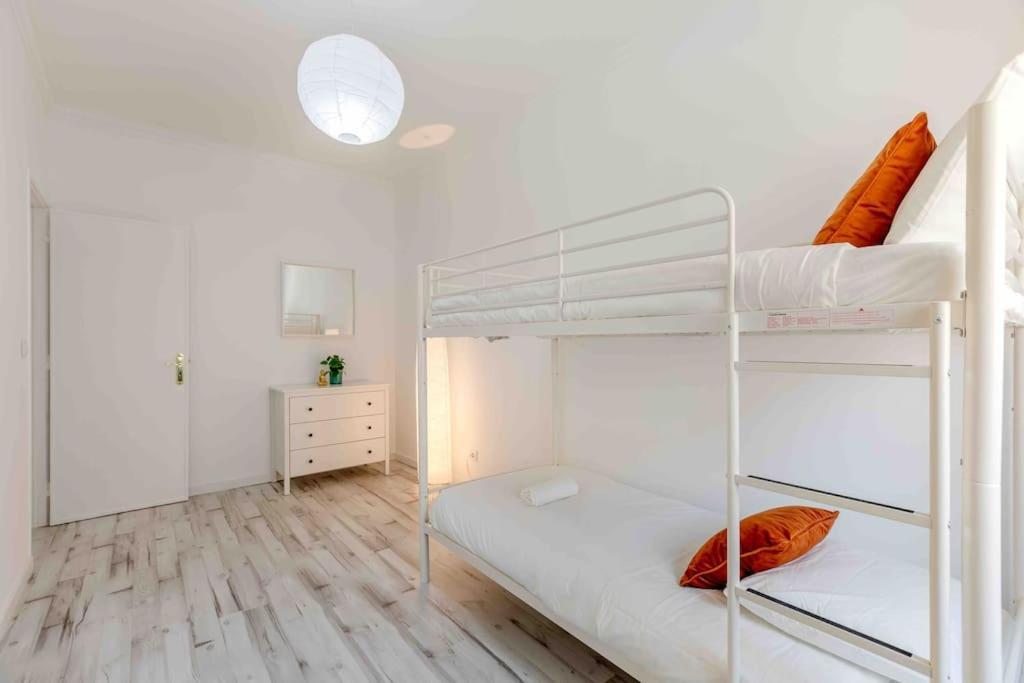 Lovely 3-Bedroom Condo W/ Free Parking On Premises Queluz Esterno foto