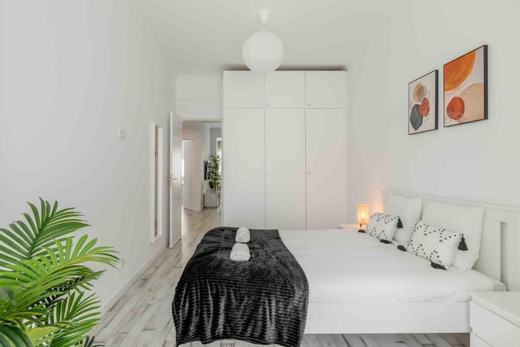 Lovely 3-Bedroom Condo W/ Free Parking On Premises Queluz Esterno foto